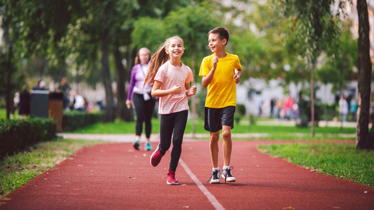 Giovani e attività fisica, uno studio mostra l'importanza dell'ambiente di vita e del ruolo dei genitori